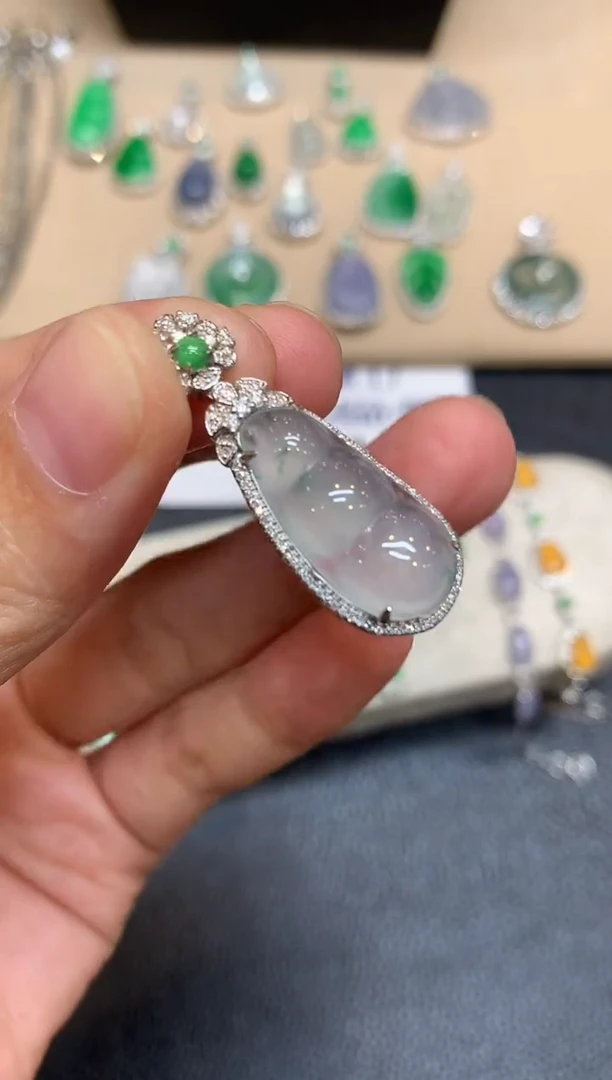 颈饰18K金镶嵌翡翠福豆【无服务费【48小时鉴赏期】