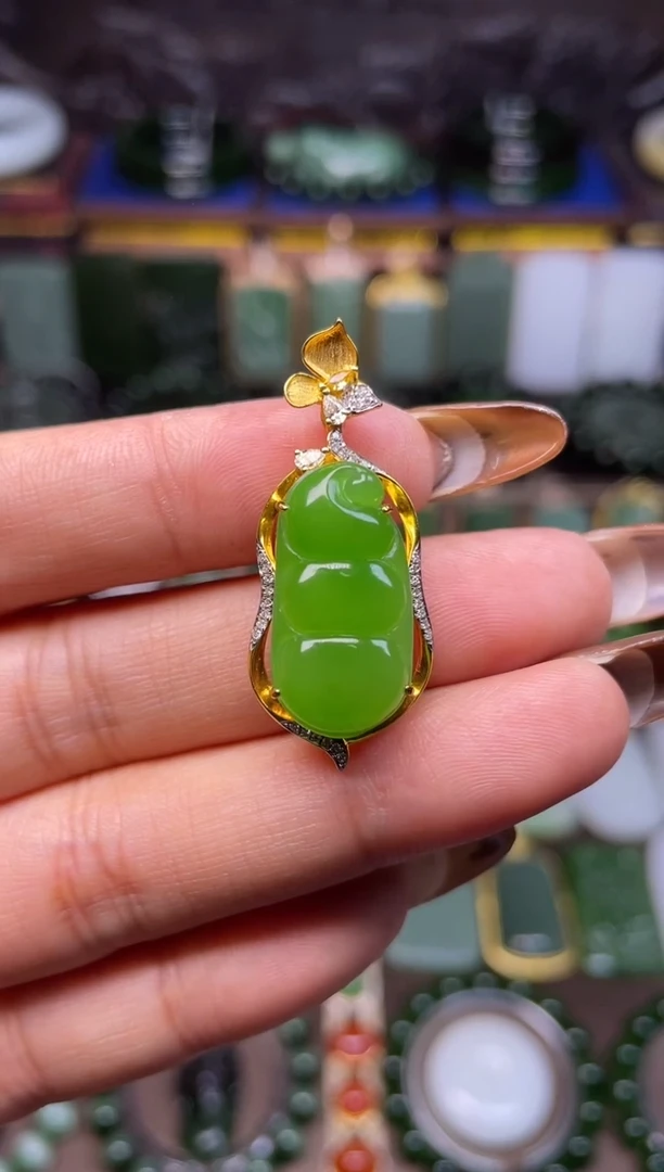 颈饰18K金镶嵌和田玉苹果绿吊坠