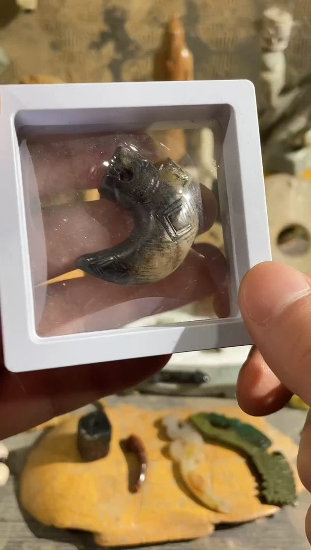 未镶嵌和田玉（糖玉）挂件古**庄玉