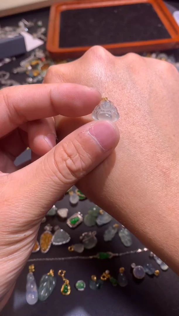 【闪购商品】翡翠吊坠(不含链)18K金镶嵌颜色随机