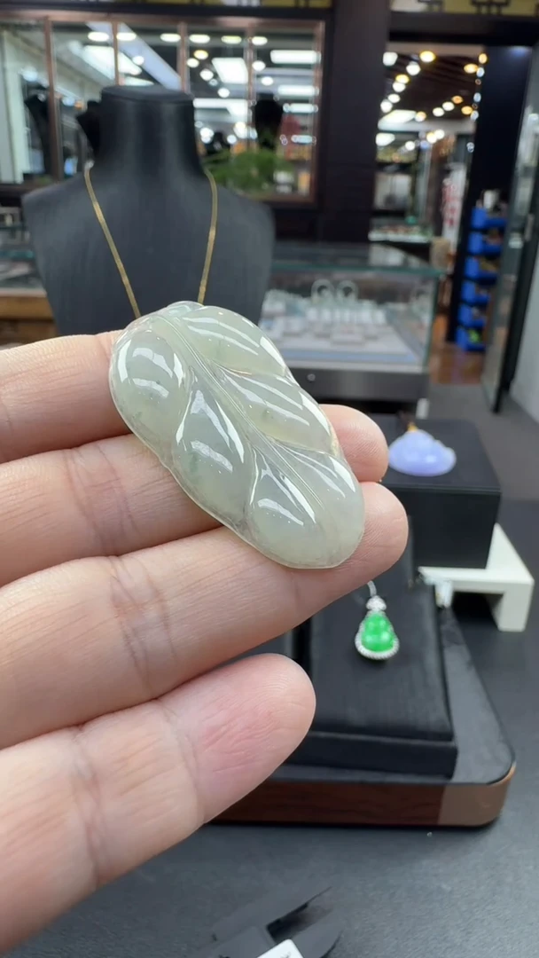 颈饰未镶嵌翡翠树叶