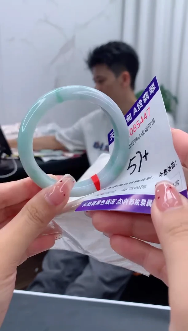 未镶嵌手镯翡翠有纹，完美者勿拍