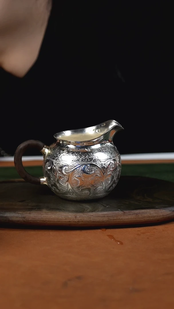 手工锤纹缠枝莲公道杯