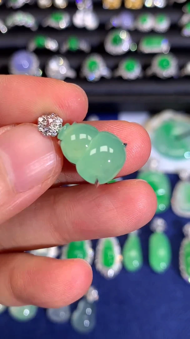 翡翠18K金镶嵌颈饰缅甸翡翠钻石镶嵌葫芦