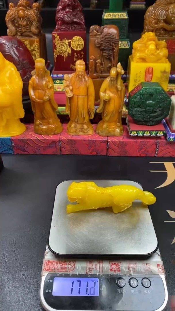 寿山石印石鸡油黄老虎手把