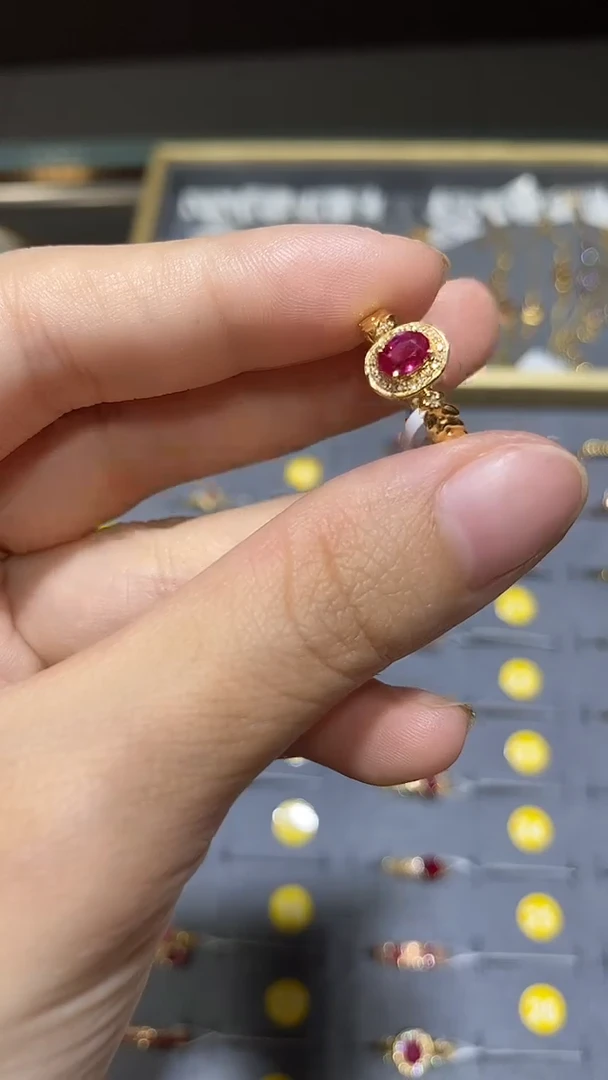 18K金镶嵌戒指红宝石草*
