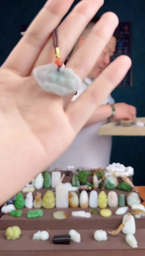 翡翠未镶嵌颈饰多样性发货 拍一单发一个