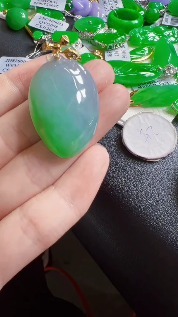 颈饰18K金镶嵌翡翠瓜