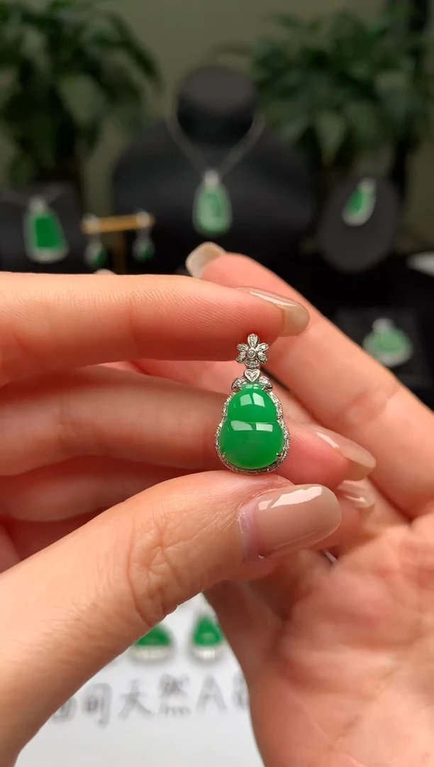 颈饰18K金镶嵌翡翠葫芦