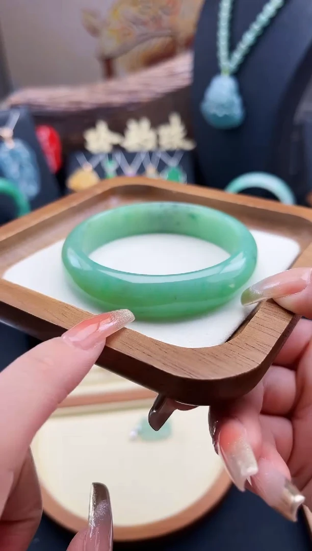 【闪购商品】翡翠手镯未镶嵌手镯