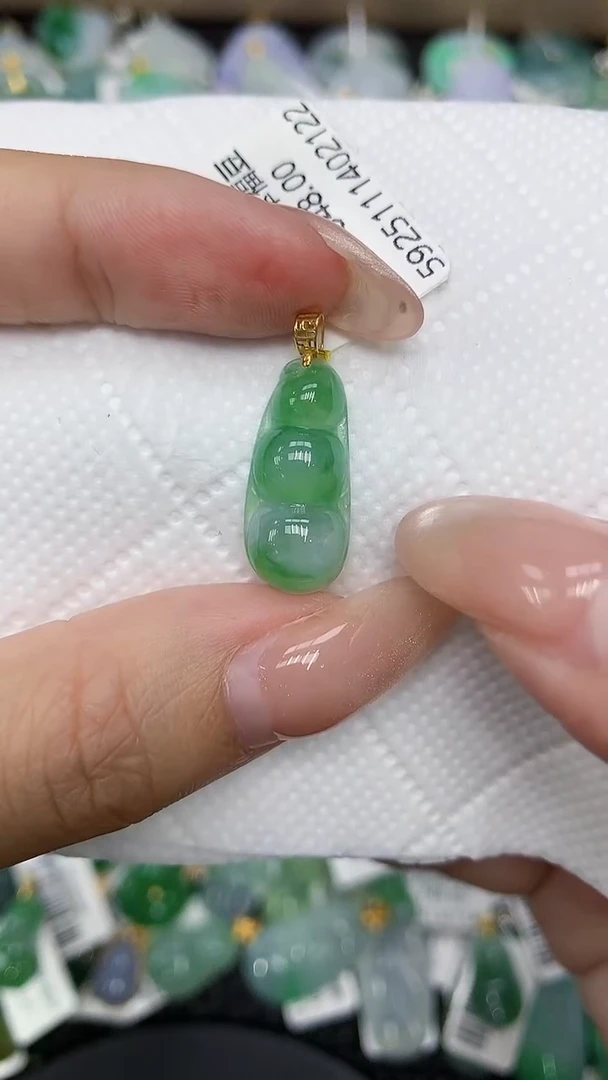 颈饰18K金镶嵌翡翠1111111111