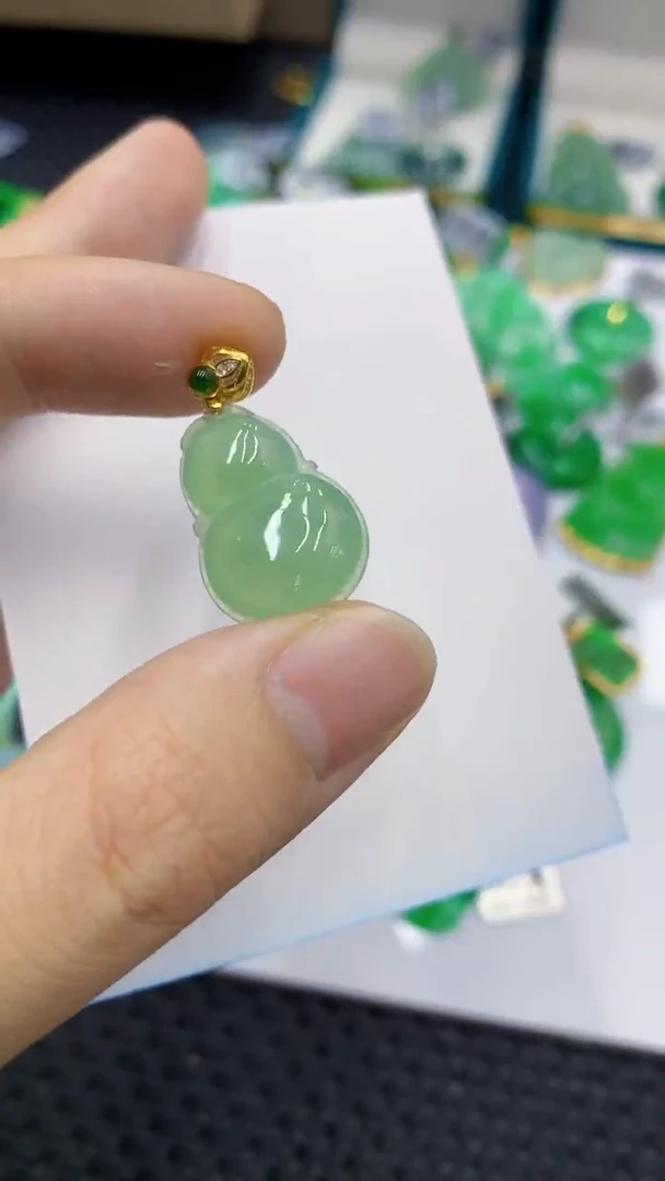 翡翠未镶嵌颈饰            8