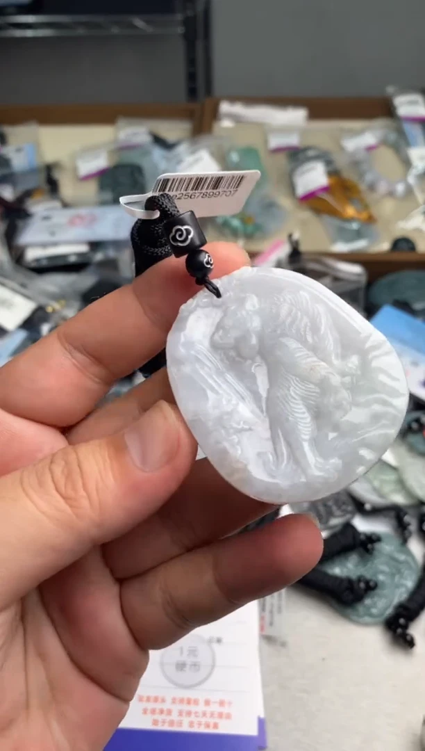 翡翠未镶嵌颈饰多样性发其一