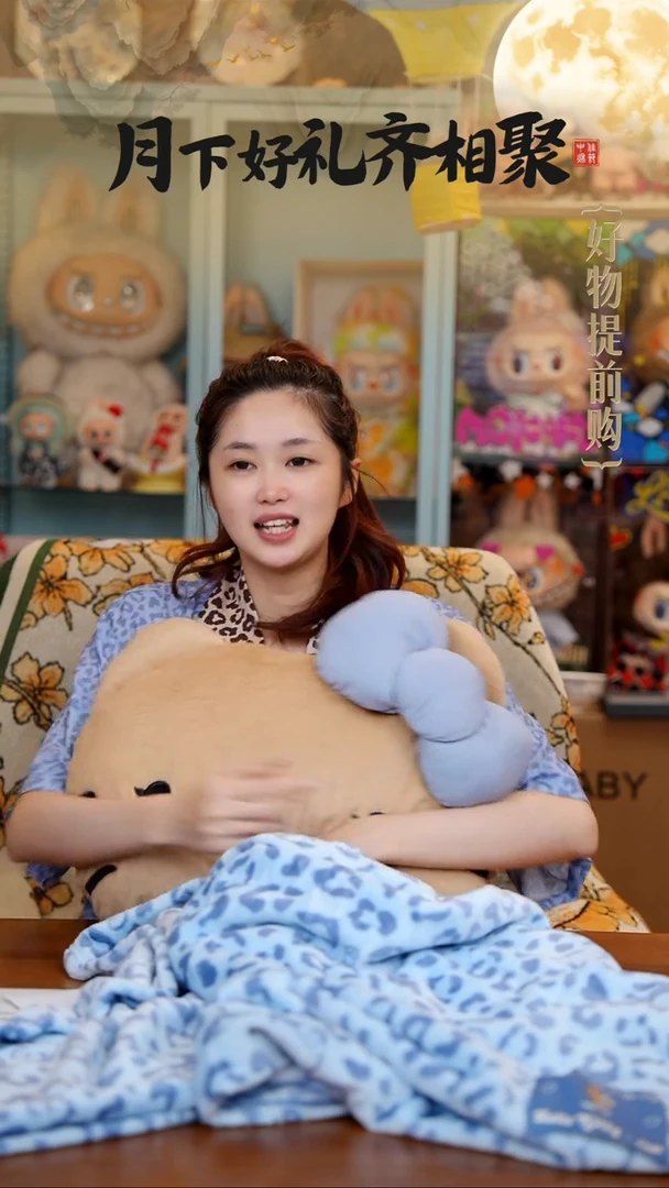 246-三丽鸥Hello Kitty二合一法兰绒抱枕毯车载靠枕毯