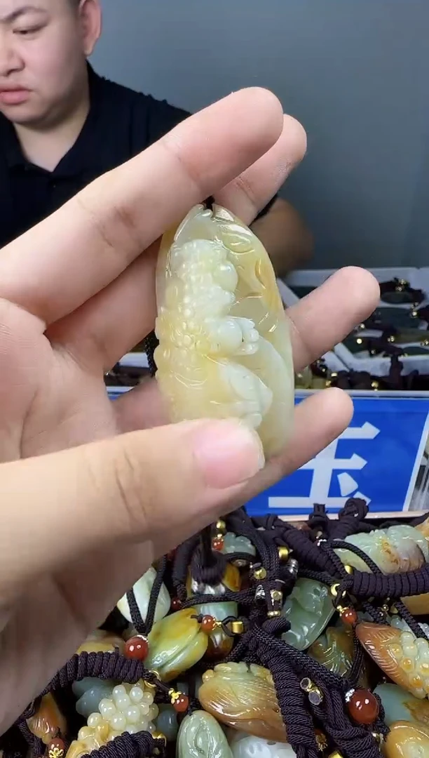 和田玉未镶嵌颈饰1