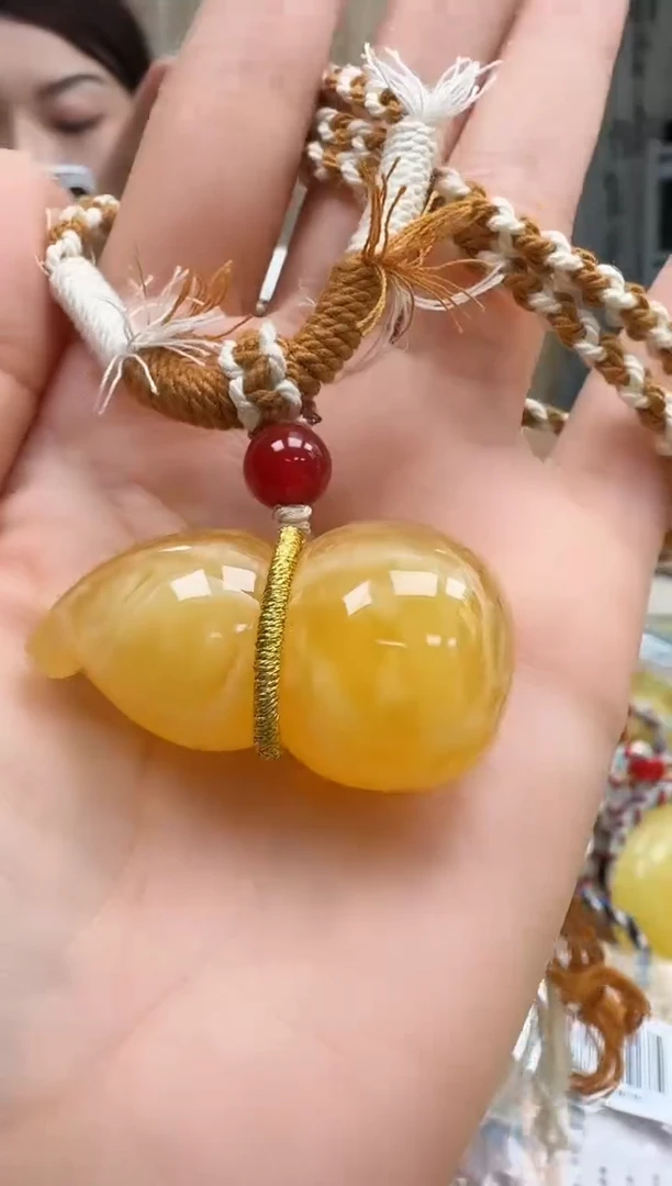 未镶嵌琥珀裸石如图