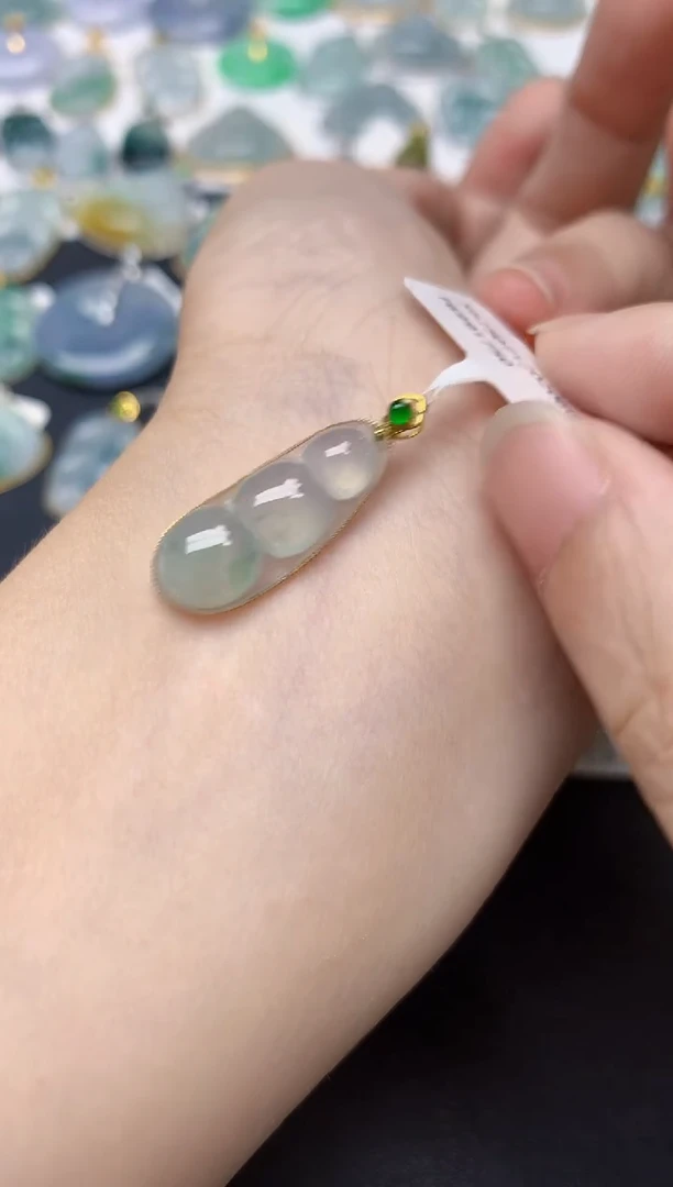 翡翠18K金镶嵌颈饰天然缅甸A货翡翠