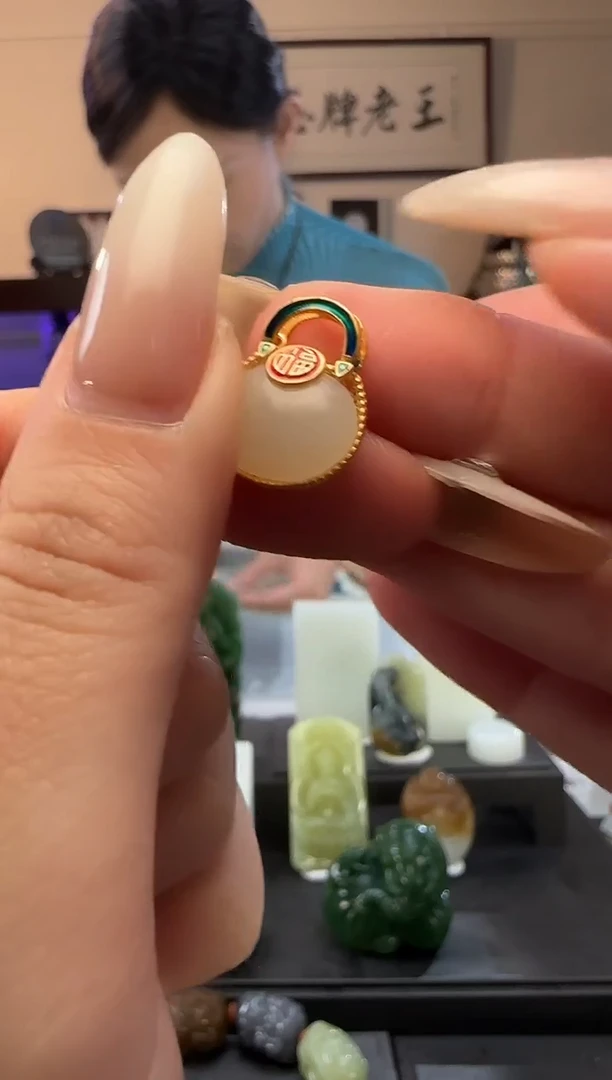 颈饰未镶嵌和田玉白玉吊坠（有包容）