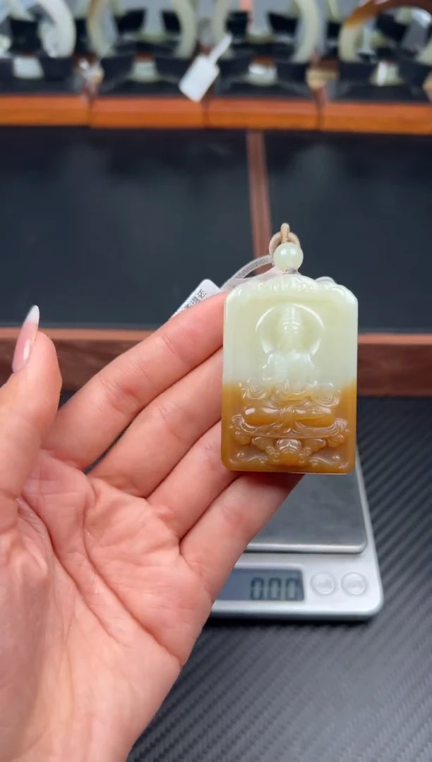 吊坠(赠链)未镶嵌和田玉若羌微色差