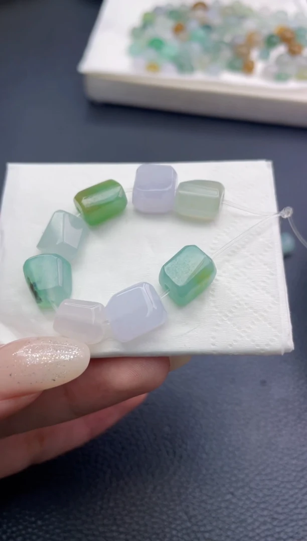未镶嵌定制翡翠自*。珠子