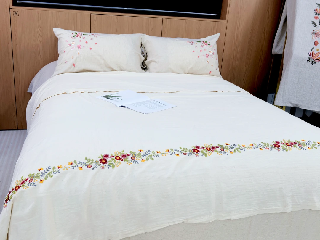 新品汉麻小红花刺绣床单（220*240）