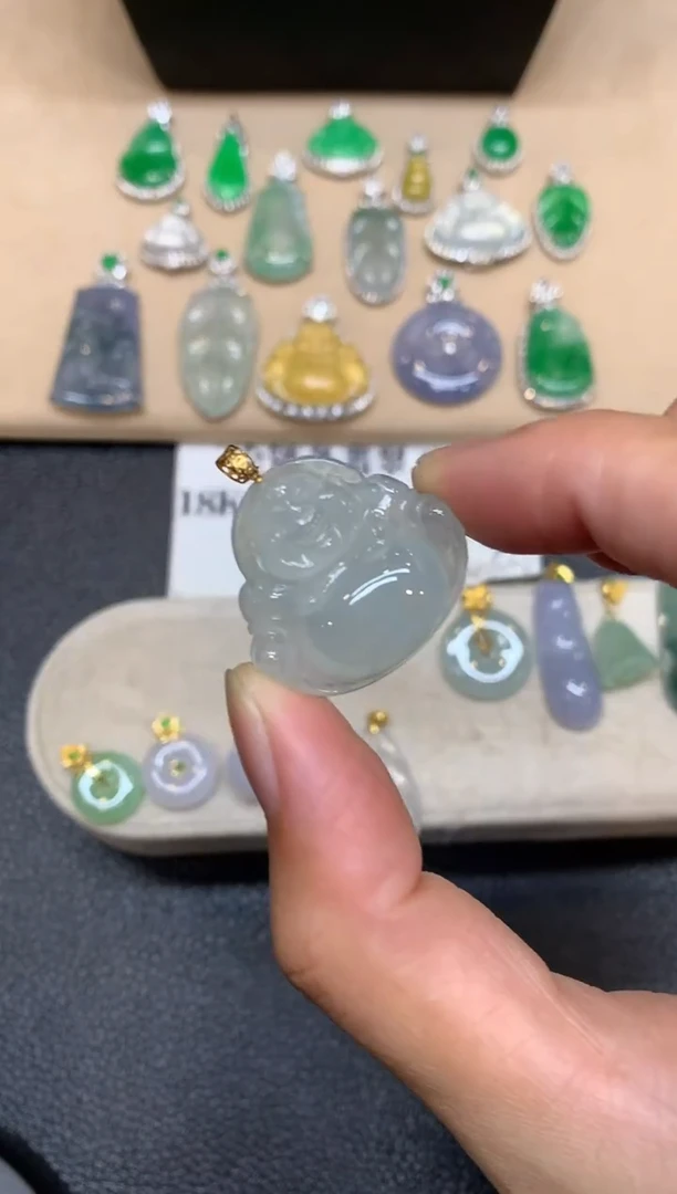 颈饰18K金镶嵌翡翠佛公【无服务费