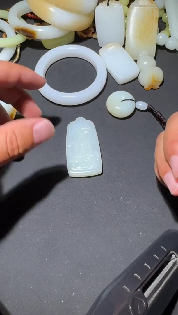 未镶嵌和田玉（糖玉）挂件和田玉