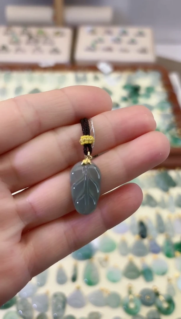 翡翠18K金镶嵌颈饰叶子