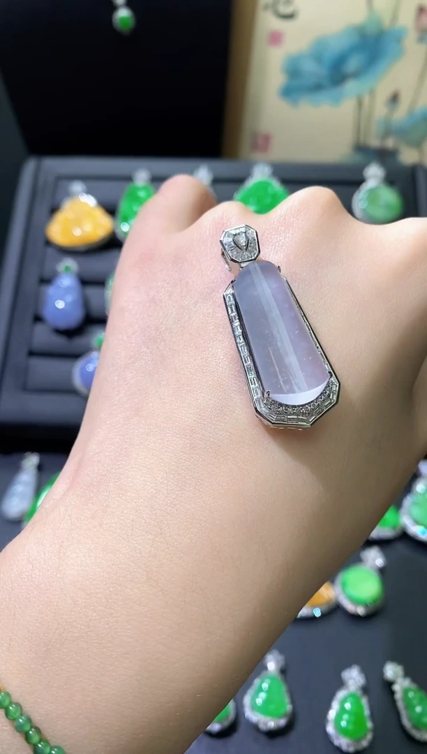 颈饰18K金镶嵌翡翠无事牌