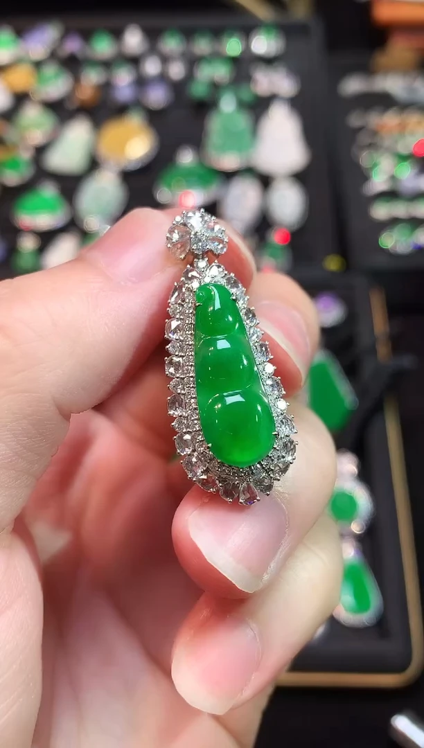 吊坠(赠链)18K金镶嵌翡翠满绿辣阳绿福豆