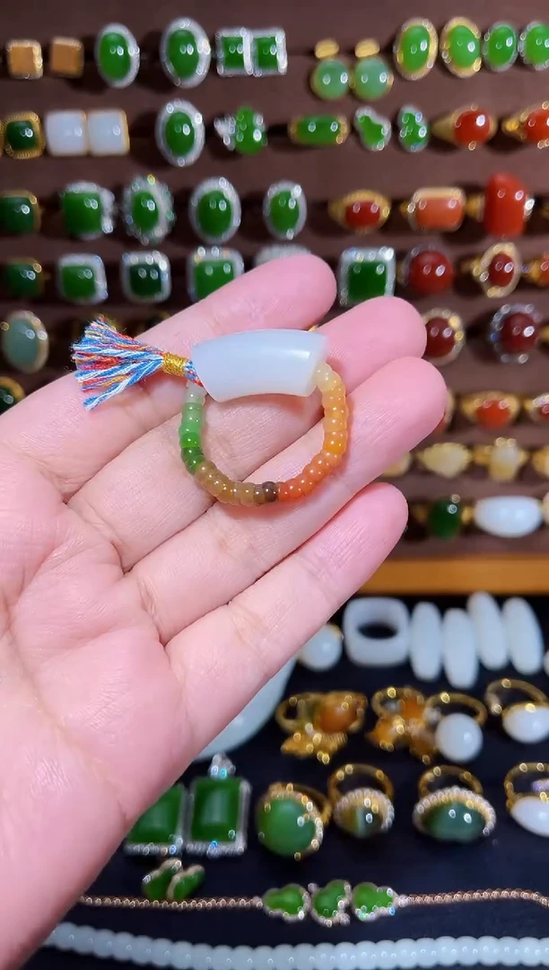 颈饰未镶嵌和田玉白玉设计款戒圈戒指
