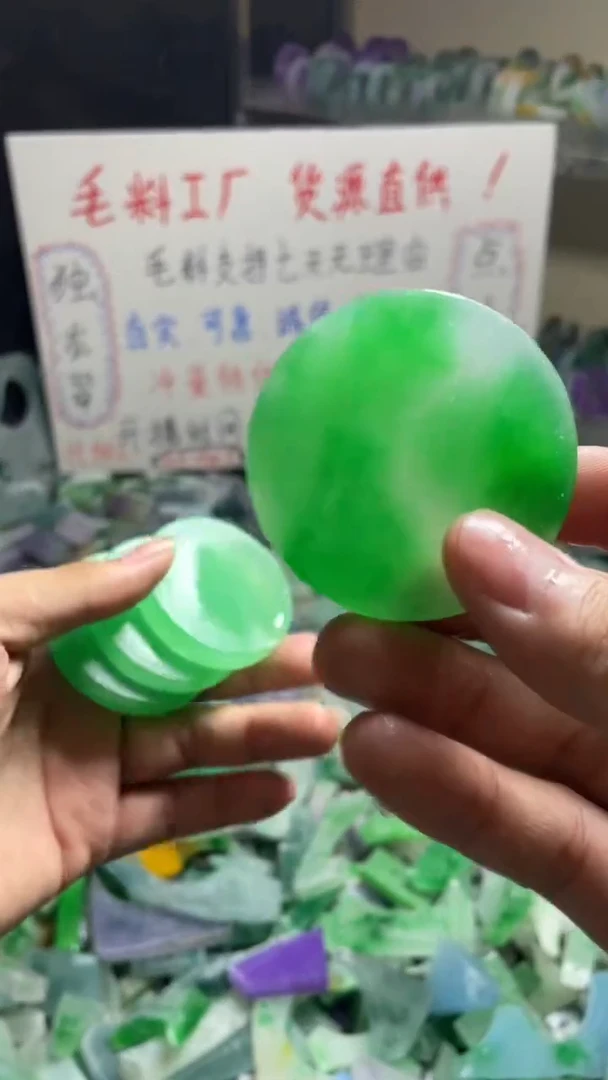 玉不规则花色镯心毛料