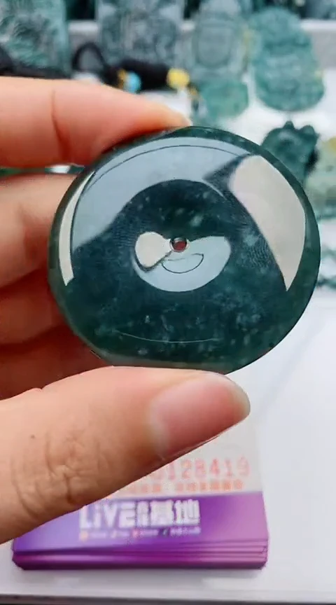 翡翠未镶嵌颈饰        