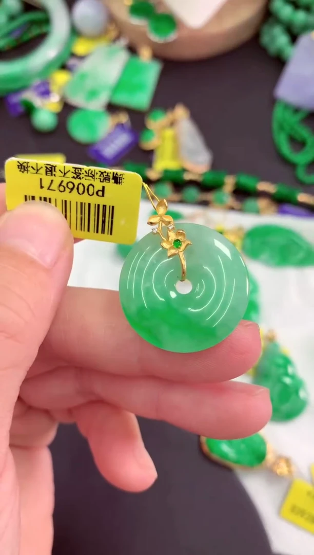 颈饰18K金镶嵌翡翠挂件