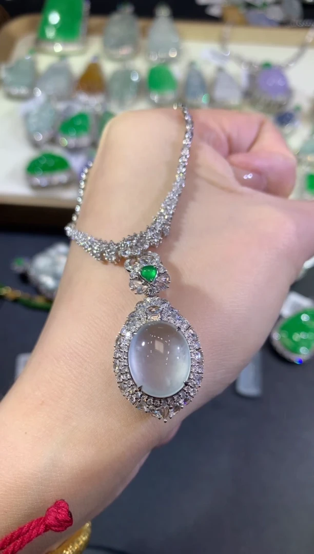 吊坠(不含链)18K金镶嵌翡翠锅*姐38-单面（不含链和扣