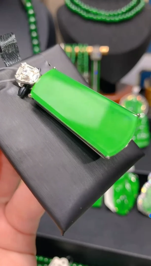 颈饰银S925镶嵌翡翠50一季