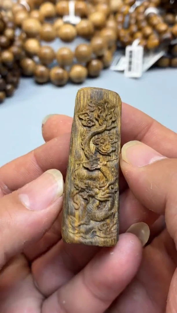 沉香吊坠 海南红金猊雕刻吊坠多样性发其一