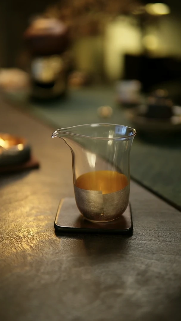阿眠    沁黄炼金银箔公道杯