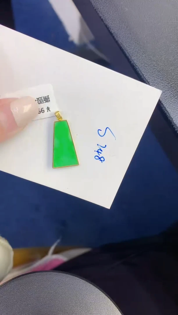颈饰18K金镶嵌翡翠缅甸天然翡翠A货