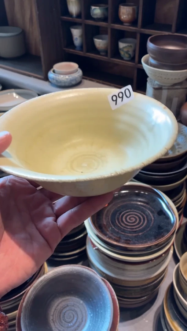 瓷片狸****?990  哑光淡绿手工碗1个