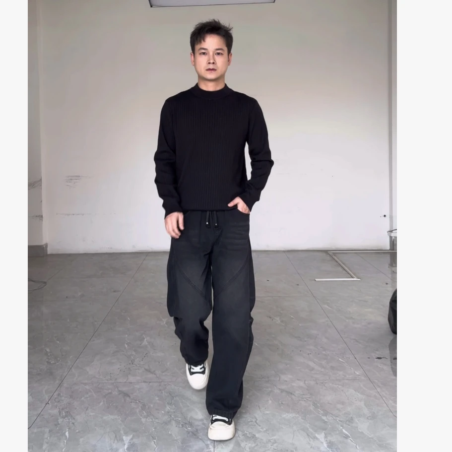方向的向 搭配好一套 半高领针织衫+弯刀牛仔裤男套装