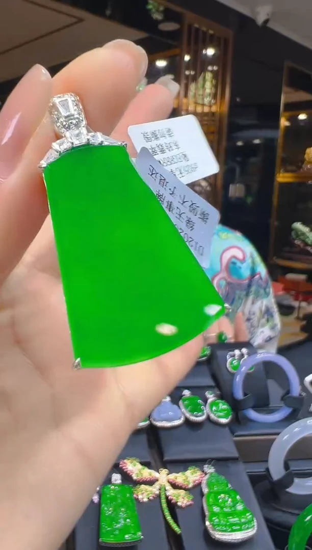 翡翠18K金镶嵌吊坠(赠链)100           