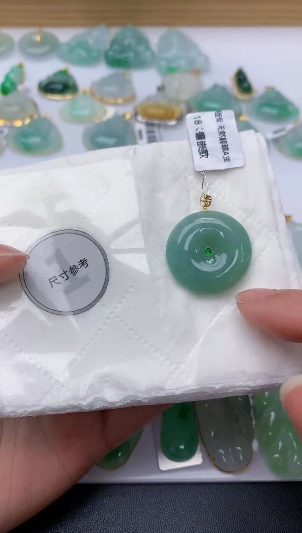 颈饰18K金镶嵌翡翠天然A货
