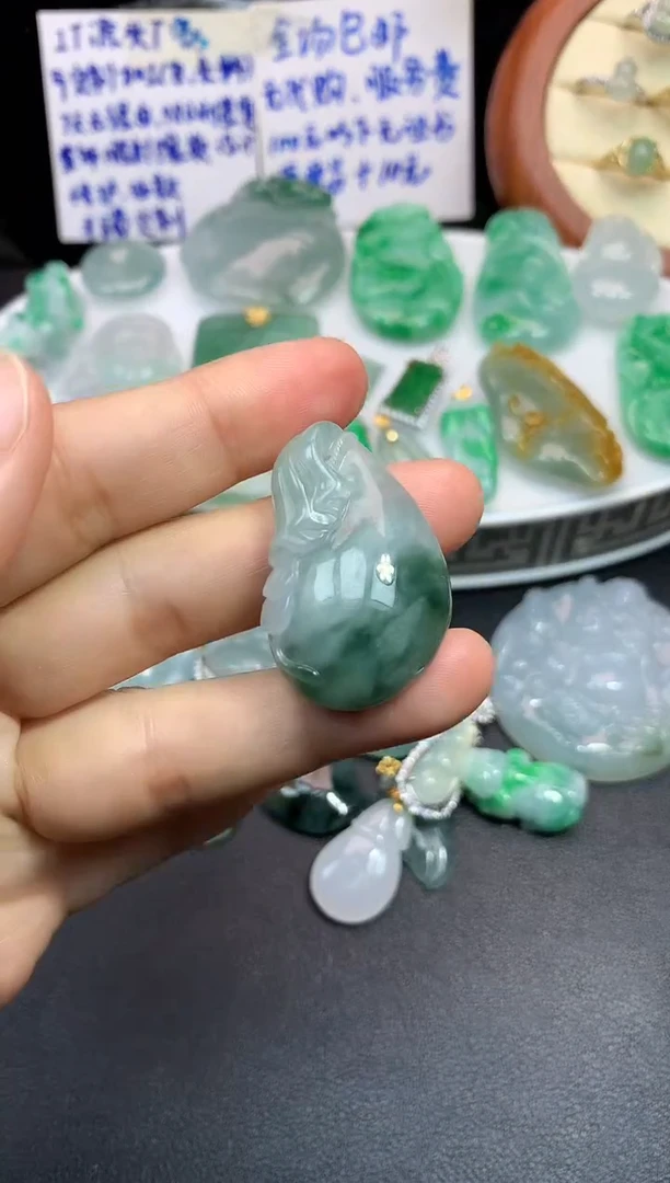 颈饰未镶嵌翡翠吊坠