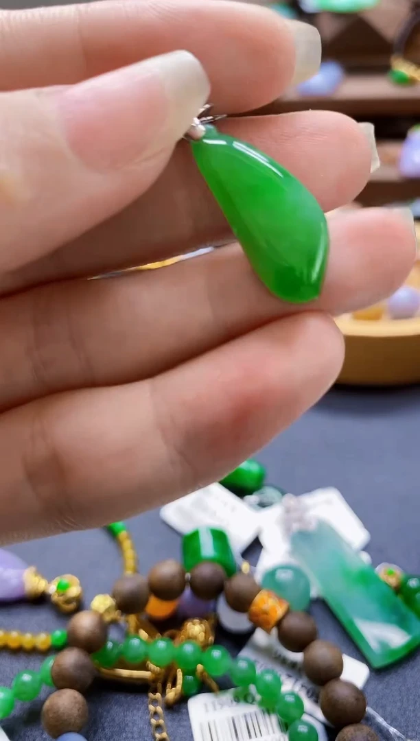 翡翠18K金镶嵌颈饰二*姐瓜