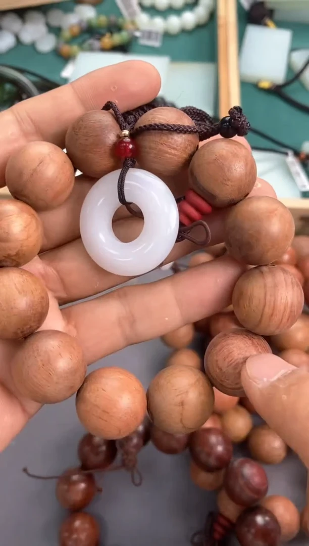 精品木头手串送金丝玉吊坠