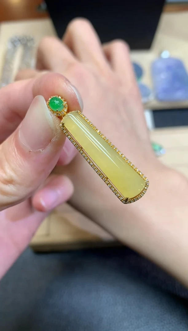 【闪购商品】翡翠颈饰18K金镶嵌无事牌【无服务费】