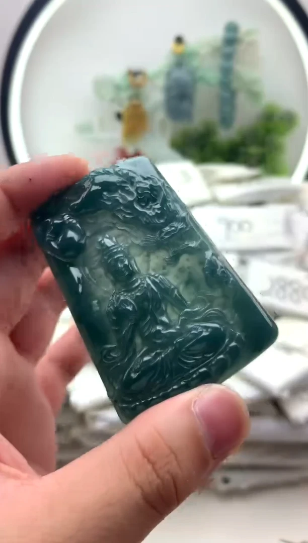 翡翠未镶嵌颈饰大势至