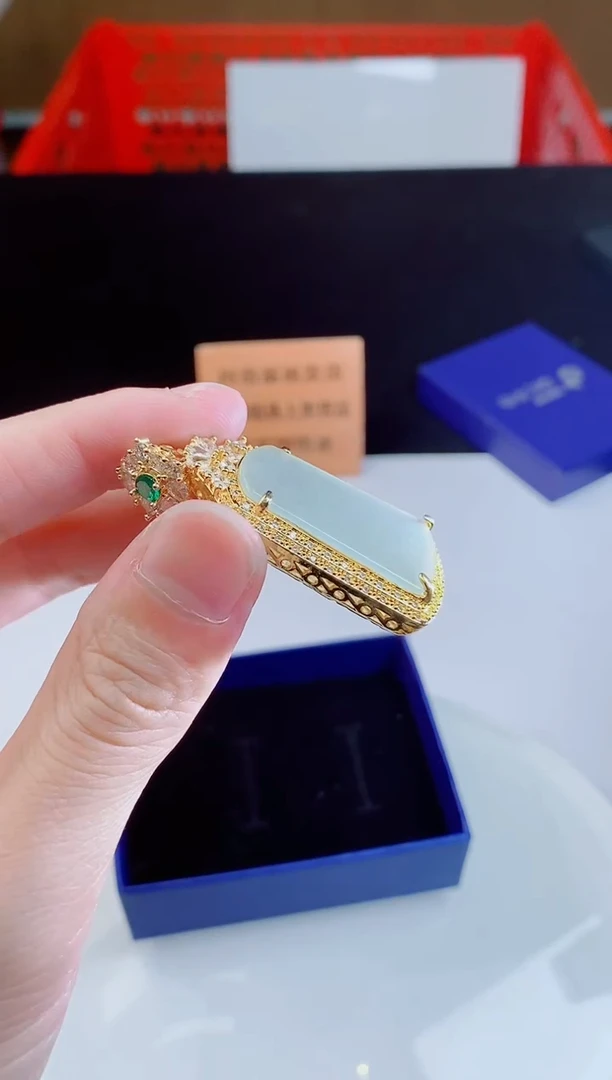 颈饰未镶嵌翡翠  ·