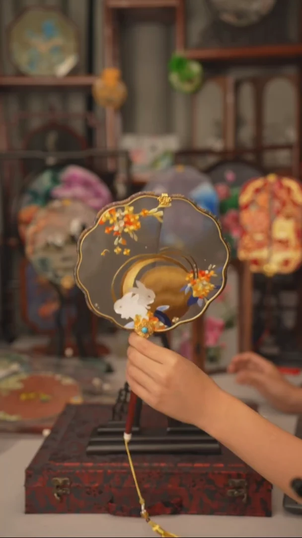 扇子团扇 绣花双面非遗(送扇架）